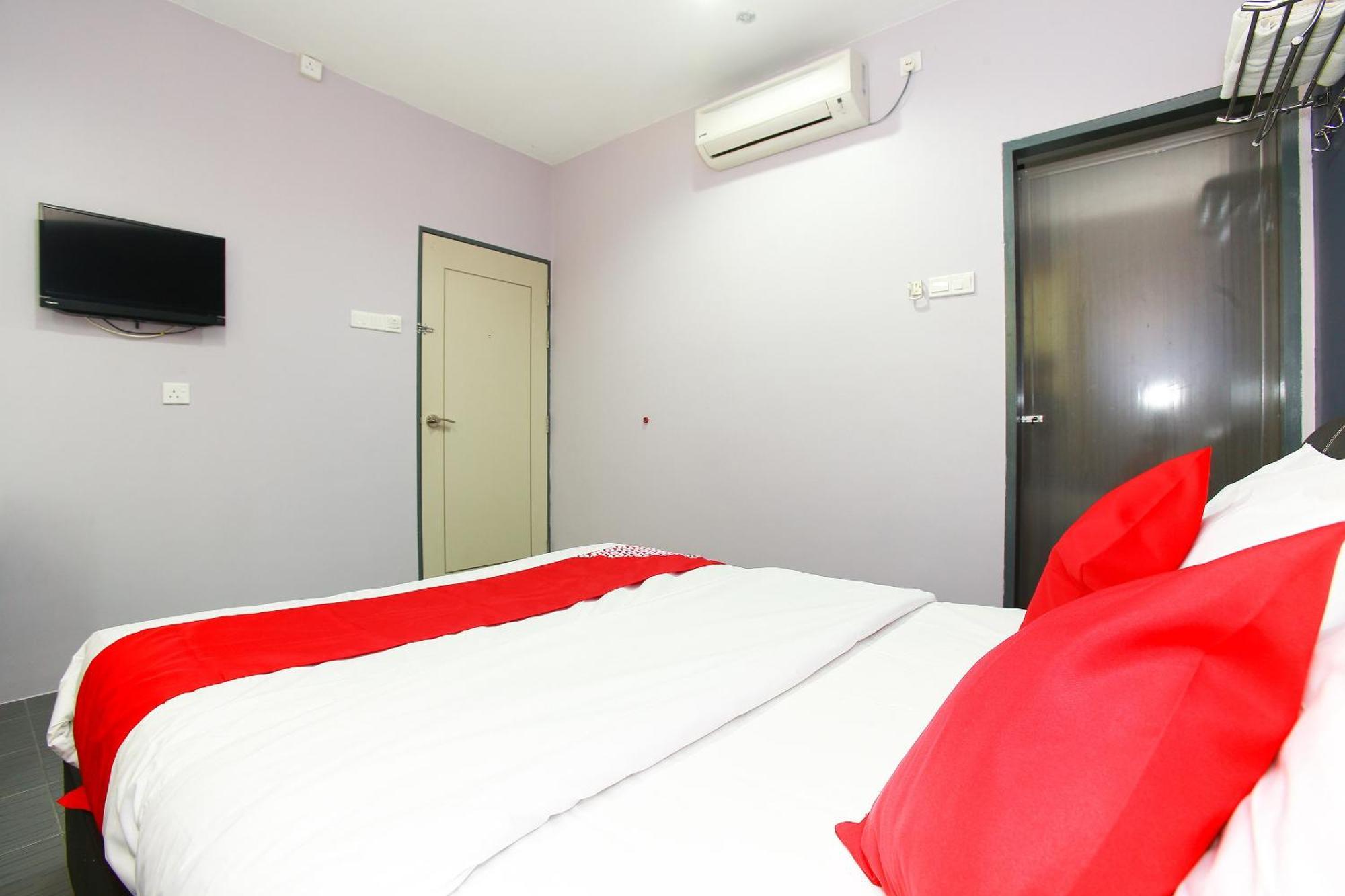Oyo 89332 De Hotel Teluk Intan Extérieur photo