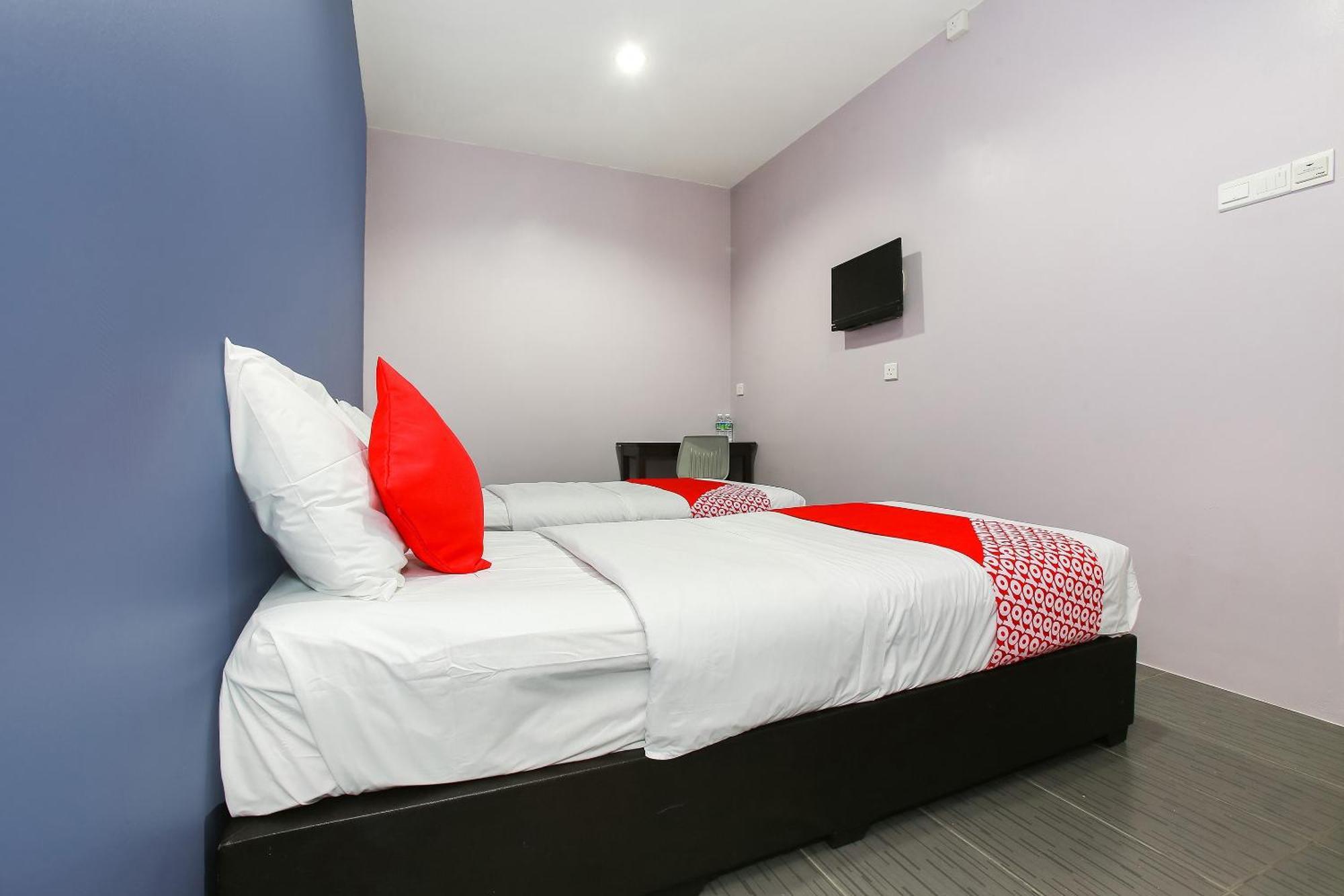Oyo 89332 De Hotel Teluk Intan Extérieur photo